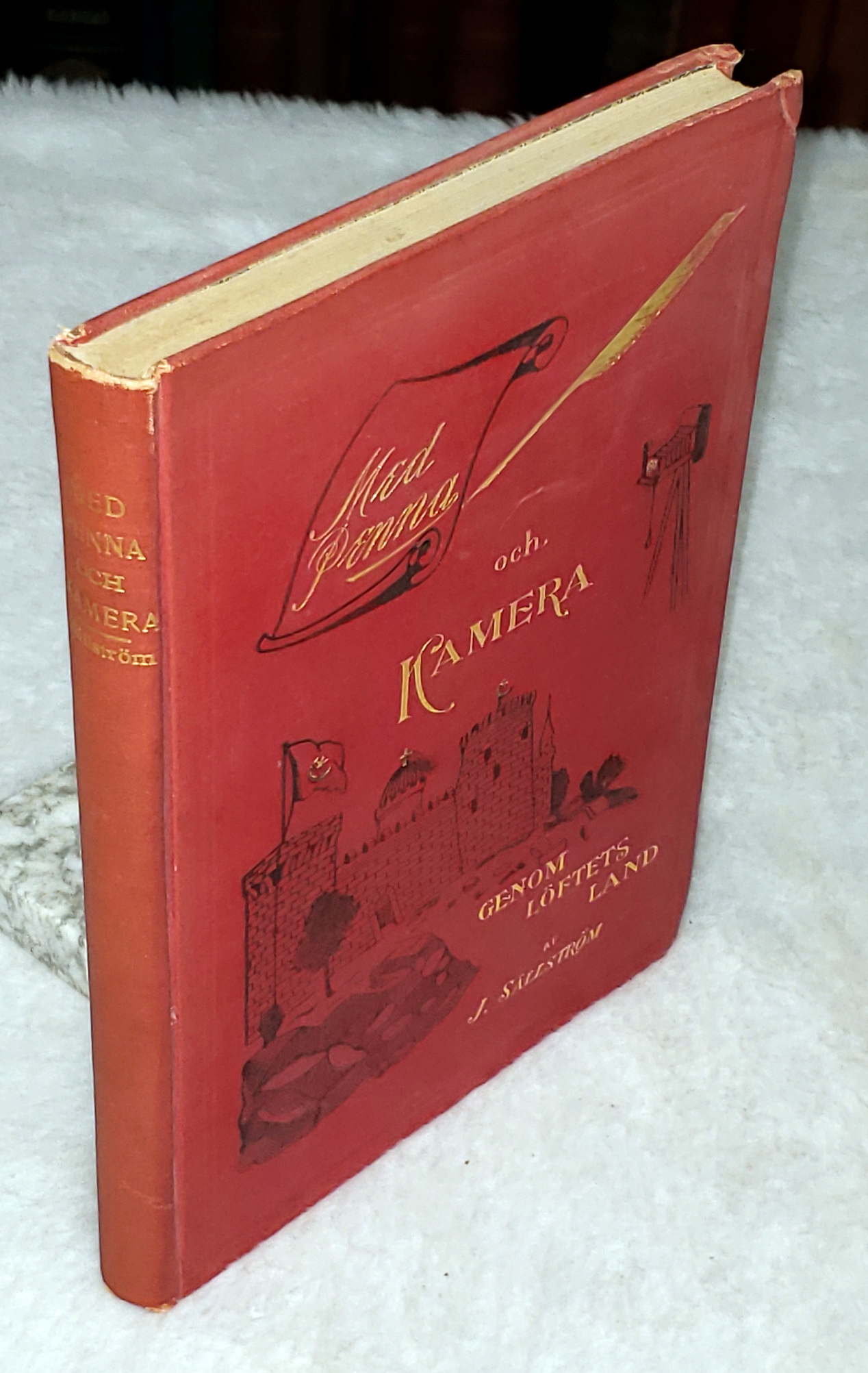 Med Penna Och Kamera Genom Loftets Land
